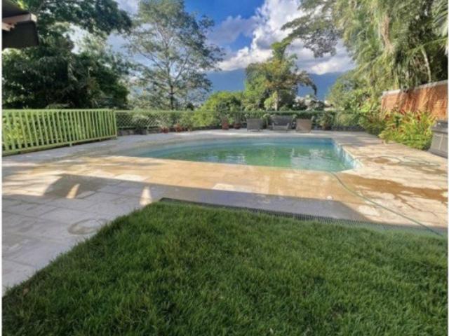 Se vende o alquila casa 450m2 5h/6b/5p Cerro Verde