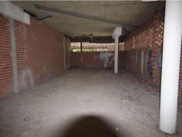 Se vende o alquila local de 117 m2 en la zona de la Plaza Gabriel Celaya. Venta