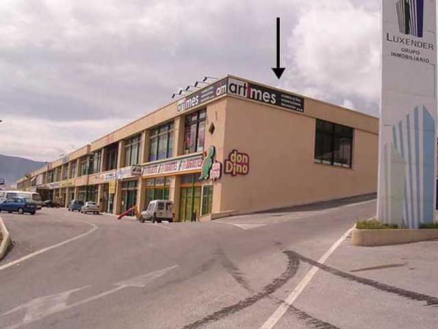 Se vende o alquila local en Complejo Comercial Gormaig