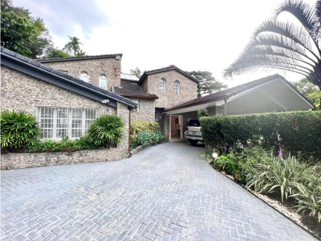 Se vende o se alquila casa 700m2 4h/ 4b/ 10p Cerro Verde