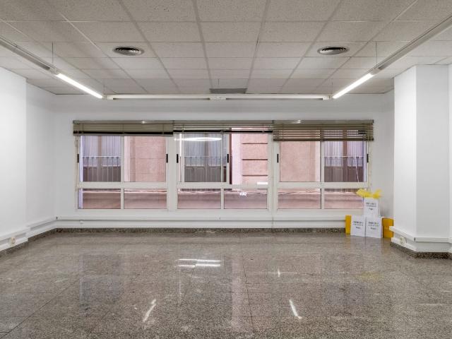 Se vende oficina en calle Platería, mítica calle con nombre de historia