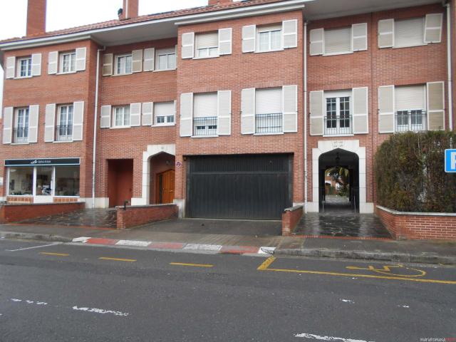 Se vende parcela de garaje + tratero en Paseo Landabarri