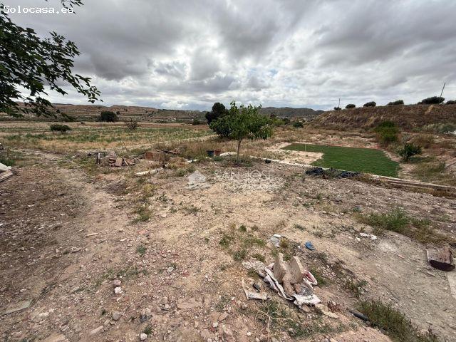 SE VENDE PARCELA DE TERRENO RÚSTICO CON POZO, CASA PARA REFORMAR Y ALMACÉN