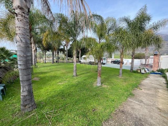 SE VENDE PARCELA DE 3600M2 CON VARIAS CONSTRUCCIONES LEGALIZADAS