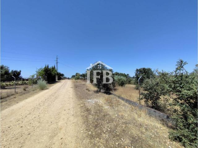 Se vende parcela rústica de 2.000 m² en la zona de Los Rostros 2 Badajoz