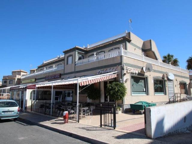 Se Vende pequeño centro comercial en la entrada de Villamart. 600m² Orihuela Costa