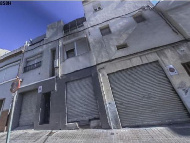 Se vende Piso OKUPADO en Calle Olivera e Sistrells 30 de Badalona, Barcelona