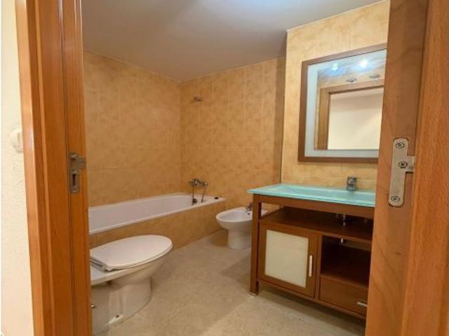 Se vende piso, con garaje, trastero y piscina comunitaria en Calle Eugenio Lucas Parque Goya
