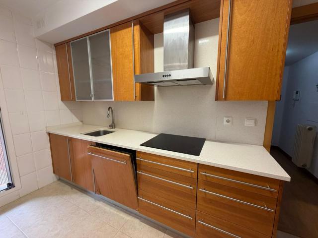 Se vende piso, con garaje, trastero y piscina comunitaria en Calle Eugenio Lucas Parque Goya