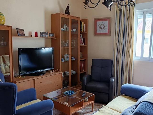 SE VENDE PISO DE TRES HABITACIONES AL LADO DE LA PLAYA