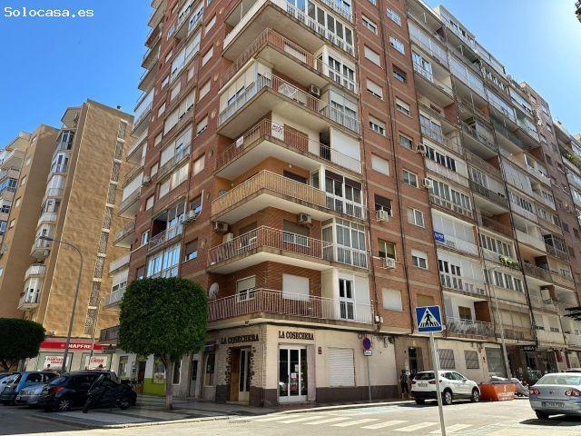 Se vende piso de 4 dormitorios y 2 baños con terraza en esquina y grandes posibilidades junto a Rein