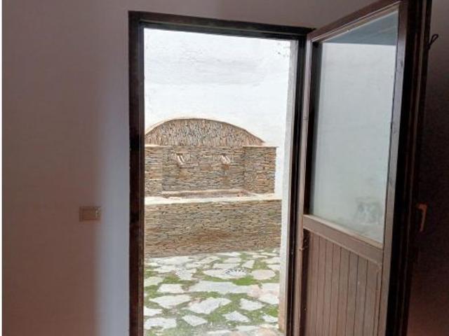 Se vende piso en planta baja con patio en Ohanes