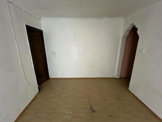 SE VENDE PISO EN TERRASSA, ZONA LA MAURINA