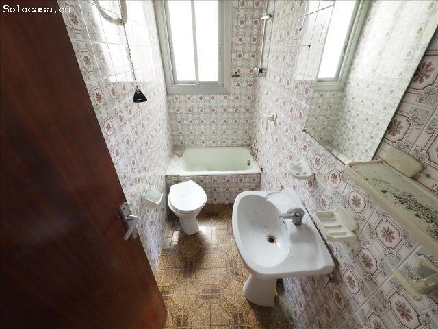 SE VENDE PISO EN TERRASSA, ZONA LA MAURINA