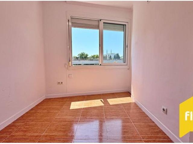 Se vende piso luminoso y con Terraza en BADALONA con 2 habitaciones, cocina independiente y baño com