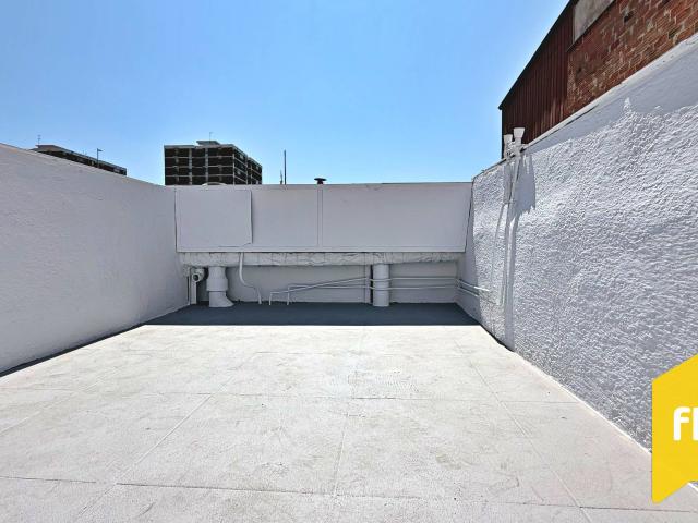 Se vende piso luminoso y con Terraza en BADALONA con 2 habitaciones, cocina independiente y baño completo, ideal para parejas o familias
