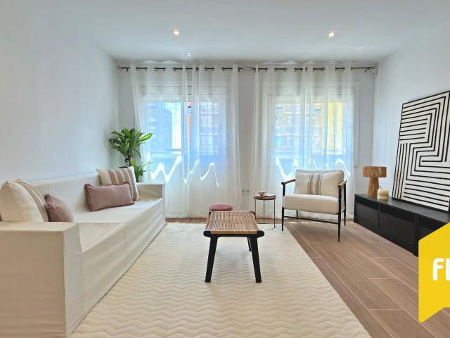 Se vende piso Reformado Integralmente y totalmente Exterior con 3 habitaciones, Dos Ascensores, cocina americana y baño completo, ideal para parejas o familias
