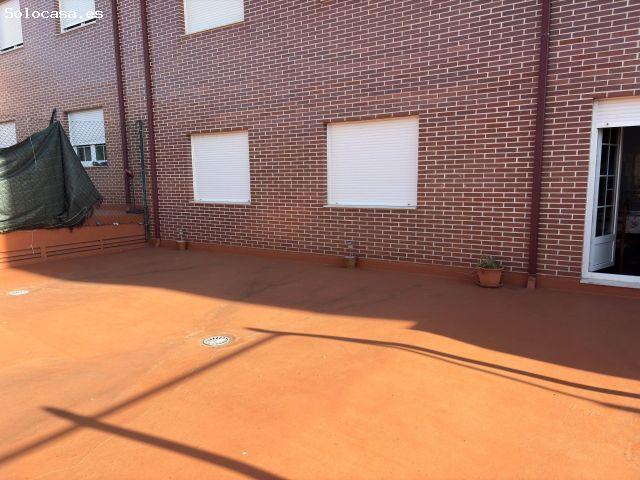 SE VENDE PISO SEMINUEVO, COCINA AMUEBLADA, 4 HAB 2 BÑOS, SALÓN, TRASTERO, TERRAZA 60 M2. PARA ENTR