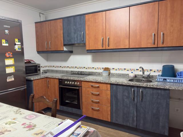 SE VENDE PISO SEMINUEVO, COCINA AMUEBLADA, 4 HAB 2 BÑOS, SALÓN, TRASTERO, TERRAZA 60 M2. PARA ENTRAR A VIVIR