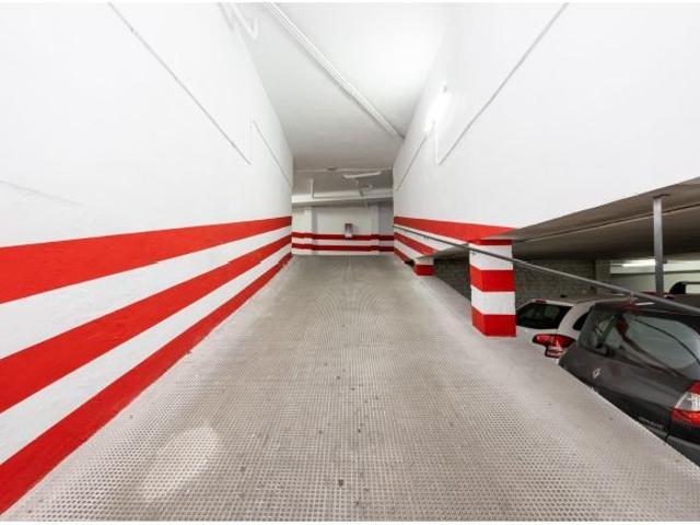 SE VENDE PLAZA DE GARAJE PARA COCHE PEQUEÑO JUNTO PLAZA GRACIA Y RECOGIDAS