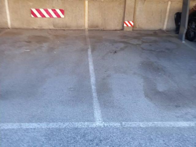 se vende plaza de parking para coche mediano grande
