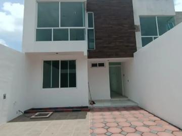 SE VENDE PRECIOSA CASA CON ALBERCA EN CUAUTLA MORELOS. ZONA CENTRICA COL. PLAN DE AYALA