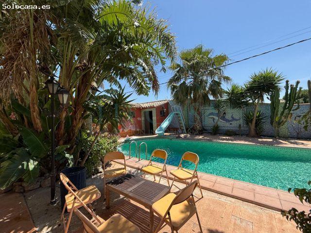 Se vende precioso terreno de 900 m2 con un gran chalet principal y otra construcción independiente