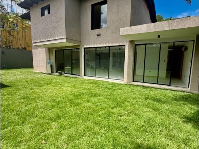 Se vende casa en calle cerrada 351m2 Caurimare 2547