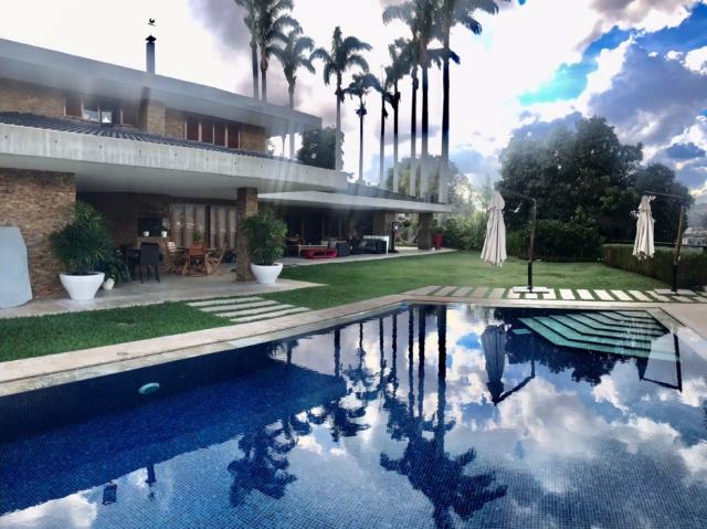 Se vende Quinta 1890m2 terreno.7h/9b/10p. Urb Cerro verde