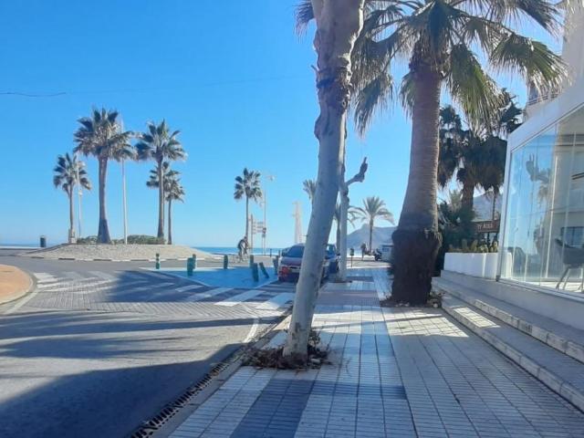 se vende restaurante, equipado a 50 de la playa. Terraza cerrada