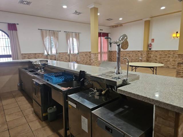 Se vende restaurante hostal con 5 apartamentos alquilados – Reformado y en funcionamiento – La Rinconada Sevilla