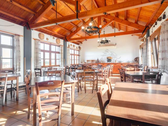 SE VENDE RESTAURANTE/PARRILLA EN PERFECTAS CONDICIONES CON FINCA DE 30.000 M² Y AMPLIO APARCAMIENTO