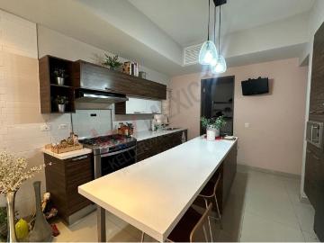 Se vende residencia frente a parque