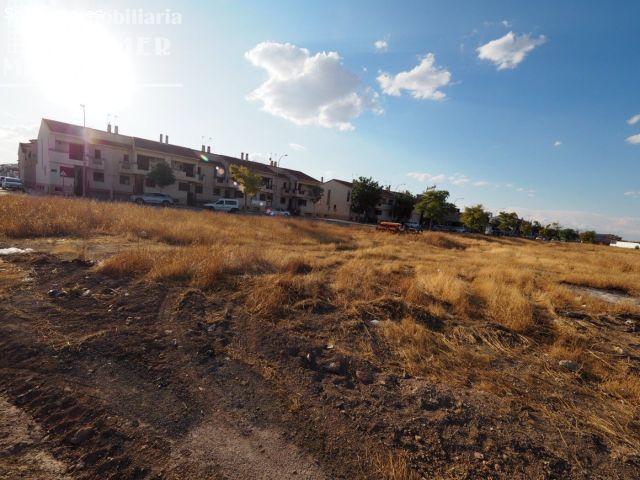 Se vende solar en Avenida Juan Carlos I con 1825 metros cuadrados