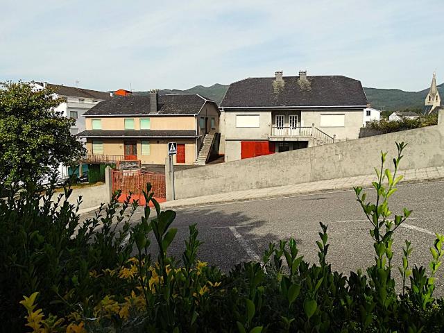 Se venden dos grandes casas, en la misma parcela de 1.059 m², en Ferreira de Valadouro Lugo