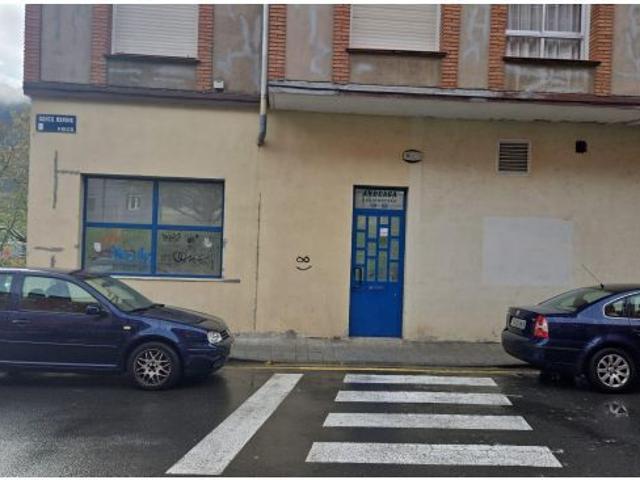 Se venden dos locales unidos, 225 metros con posibilidad de vivienda, el resto garaje