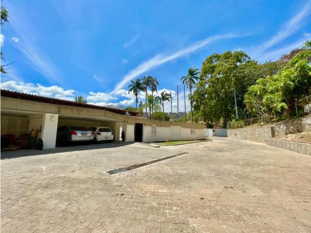 Se vende/alquila Casa 3000m² 5h+2s/6b+1s/15p, Valle arriba
