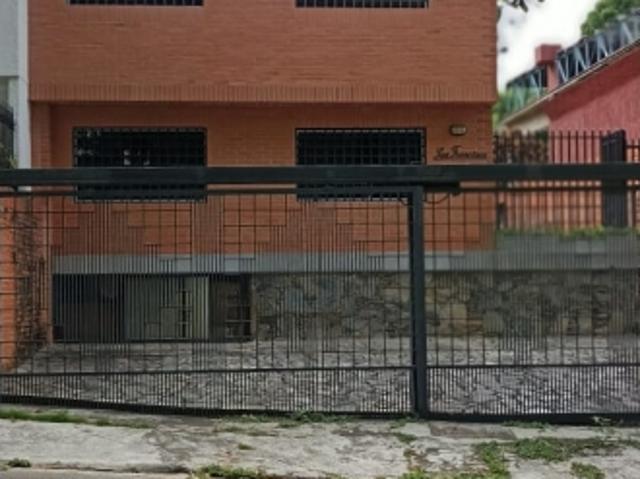 SE VENDE/ALQUILA QUINTA DOS NIVELES EN CHUAO, CALLE PRIVADA