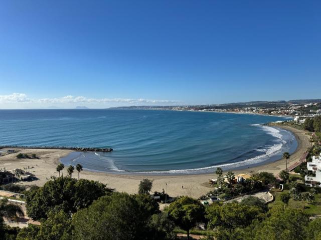 Se alquila magnífico piso luminoso en Estepona con vistas a la playa!