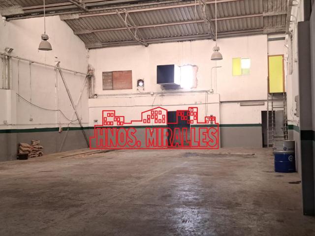 SE ALQUILA NAVE EN POLIGONO CARRUS