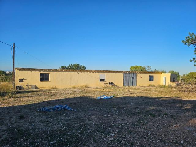 Se alquila nave en terreno rústico de 2.800 m2