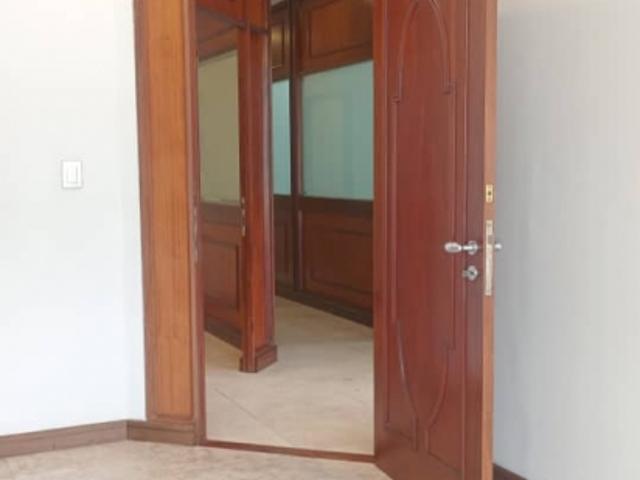 Se alquila oficina 150m2 C.C San Ingnacio 9513