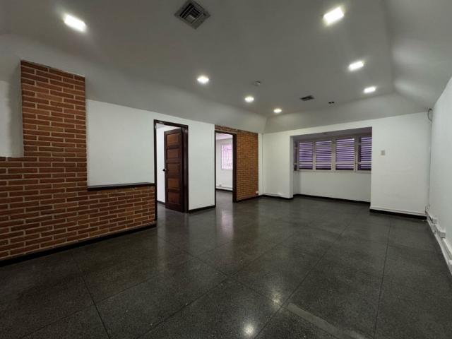 Se alquila oficina 82m2 Las Mercedes