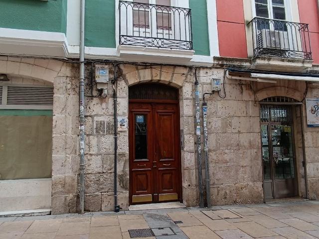 SE ALQUILA OFICINA EN PLENO CENTRO AL LADO DE LA CATEDRAL!