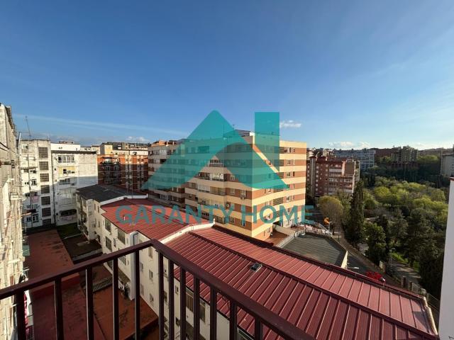 SE ALQUILA ÁTICO AMUEBLADO CON TERRAZA EN ZONA LA MADRILA