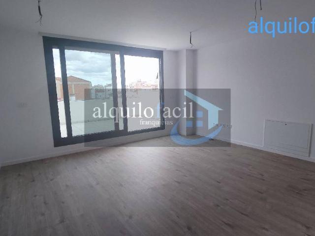 SE ALQUILA ATICO EN CARRETERA DE MADRID DE 2 DORMITORIOS CON GARAJE OPCIONAL POR 900€ | 900 €, 60 m²