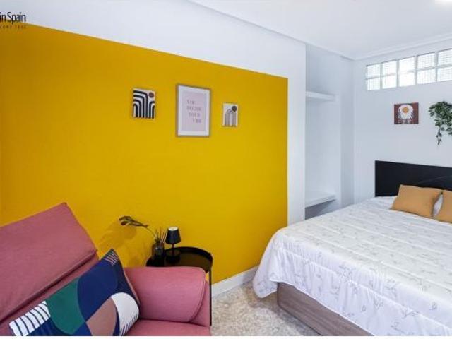 SE ALQUILA A JUBILADOS HABITACIÓN CON BALCÓN PRIVADO ● PLAZA AMÉRICA ●