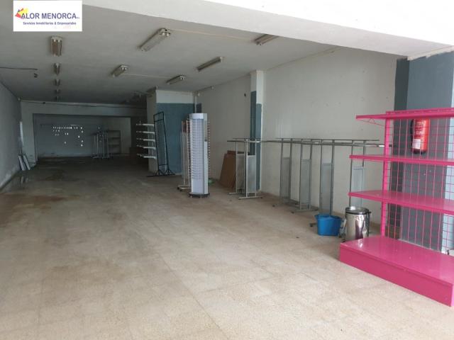 Se alquila amplio local comercial en Mahón
