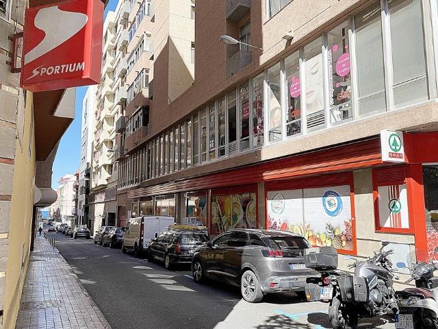 Se alquila amplio local en 1ª planta Mesa y López