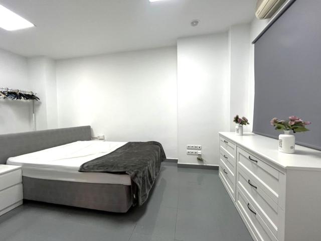 SE ALQUILA APARTAMENTO DE UNA HABITACIÓN EN COIN